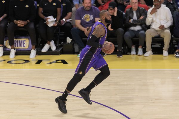 Phóng viên nổi tiếng: Lakers tin rằng nếu họ xây dựng một đội xung quanh Luca, họ vẫn sẽ cho James tiền lương tối đa sau mùa giải này.