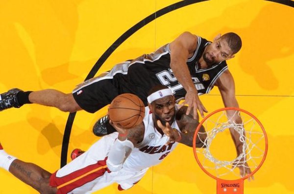 Bỏ qua: James phàn nàn rằng sức nóng không sâu như Spurs, nhưng chiều sâu của Spurs đến từ việc cắt lương của Duncan