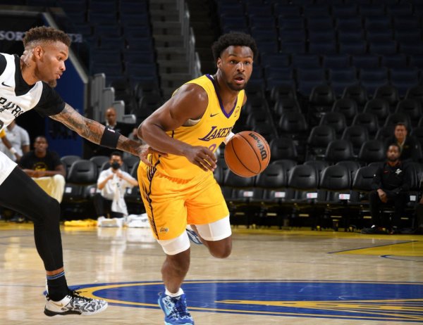 Lakers đã kết thúc trò chơi California với 2 chiến thắng và 1 trận thua! Brownie chỉ ghi được 12 điểm trong hai trận đấu và Kneckett đã nổ ra trong trận đấu cuối cùng với 25+8