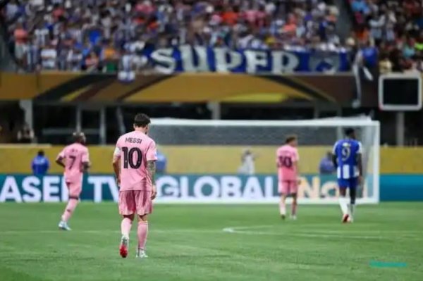 Messi đã ghi được một mục tiêu khác và buộc Pele! 